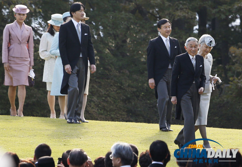 日本天皇夫妇开办秋季游园会 会见八旬珠峰征
