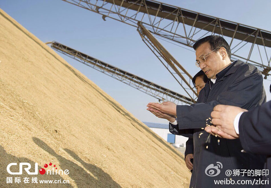 李克强抚远查看秋粮收储。摄影黄尊文