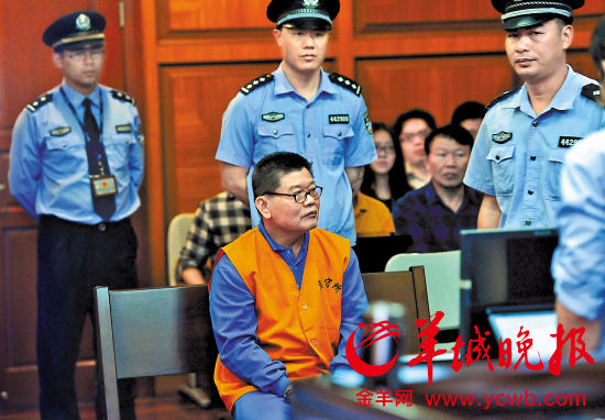 广东省政府原副秘书长谢鹏飞被控受贿千万元