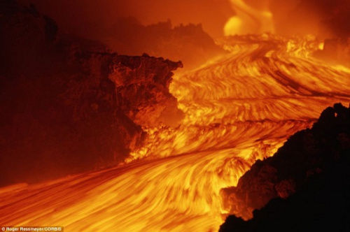 火山喷发时奔涌的岩浆.