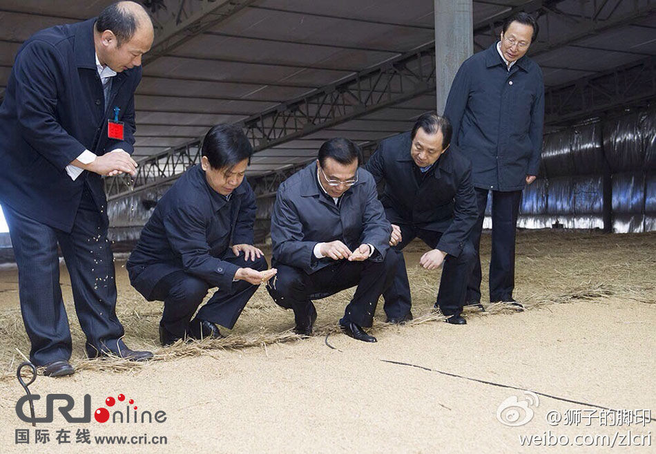 在抚远浓桥粮库的储粮仓，李克强查看储粮安全。摄影黄尊文