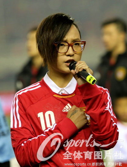 国足0 0平沙特 球迷热情助威周笔畅领唱国歌