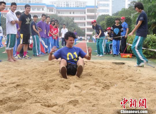 海南侨中运动会开幕靓丽留学生惹关注