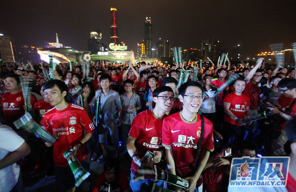3千人在广州塔看亚冠决赛直播 留下大片垃圾_