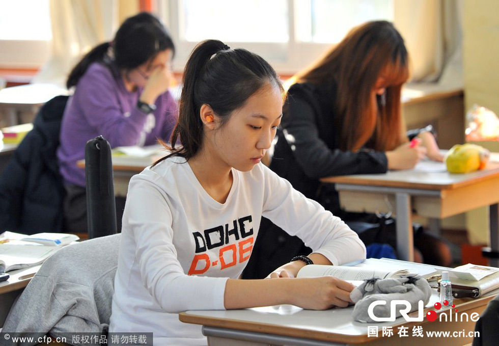 韩国高考现场直击 考场内气氛紧张(高清组图)