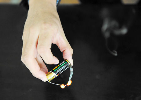 电池+口香糖锡纸=取火工具?