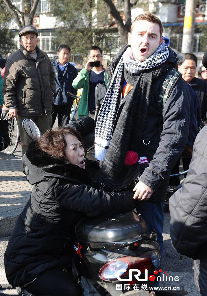 北京:老外扶摔倒中年女子疑遭讹衣服被撕烂(图