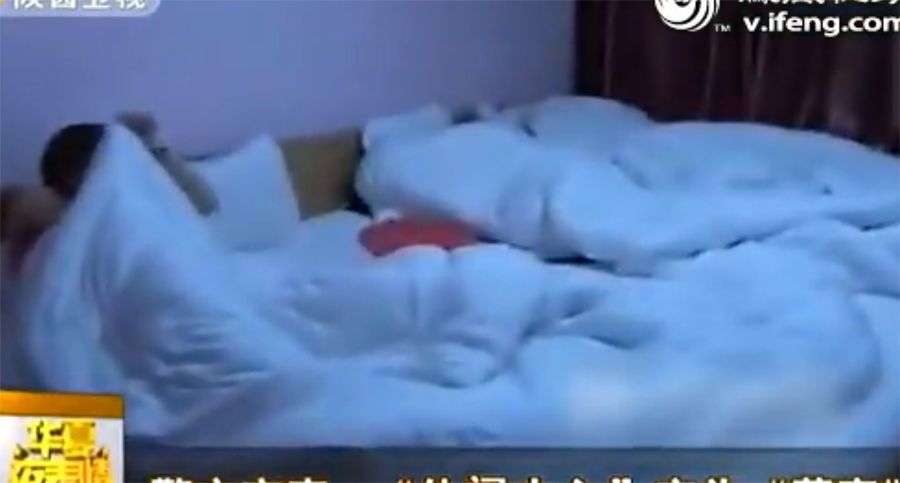 方破门突查休闲中心 多名卖淫嫖娼<em>男女裸身</em>被