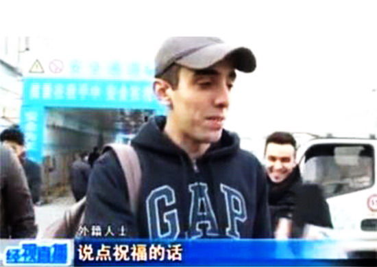 武汉女主播街头采访老外遭掀衣 险被强暴?(组