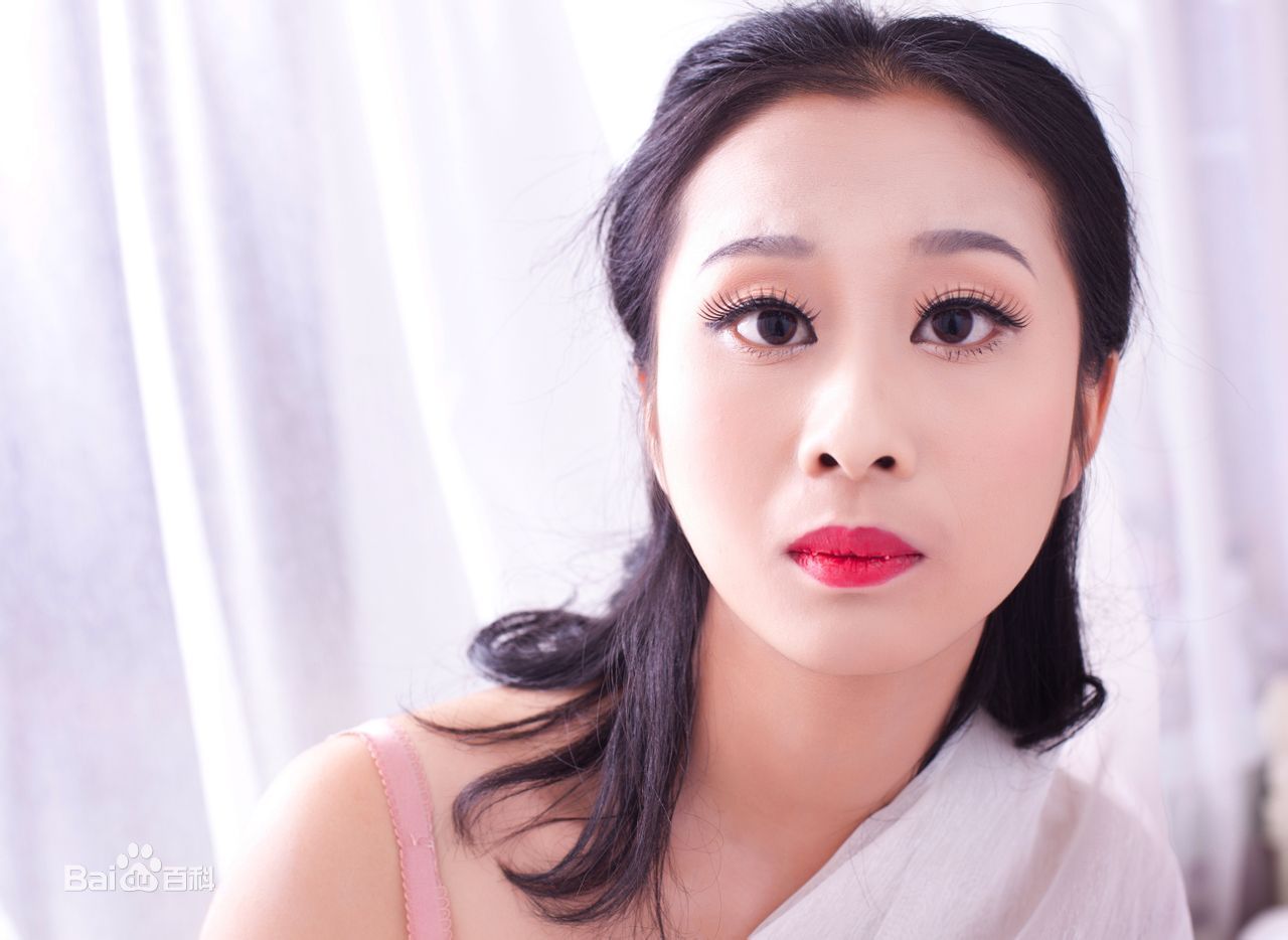 李笑妍 此前,景甜、白冰、韩雪、甘薇这四个年轻女演员以冰雪薇甜,非常有钱!被媒体称之为京城四美组合。2014年,媒体评选出了新京城四美蒋欣、马苏、李笑妍、刘诗诗,有说法是:苏欣诗妍,魅力无限! 新旧京城四美家居照大PK,谁才是你心中最美?