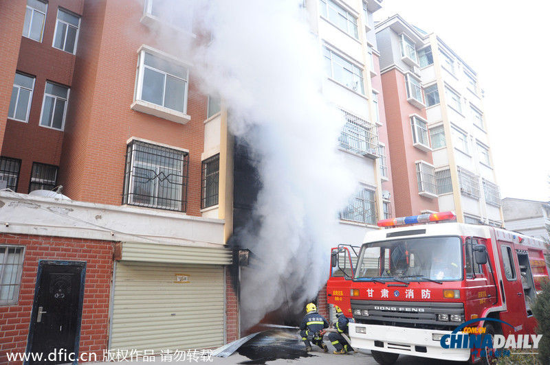 甘肃庆阳一小区私藏原油引发大火 消防紧急扑