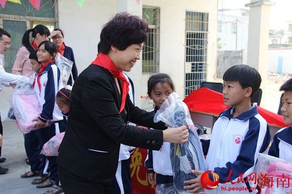 三亚免税店公益助学 椰林小学百余学生受益|爱