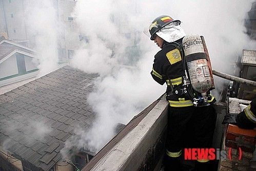 韩国首尔龙山区发生火灾 20辆消防车紧急出动