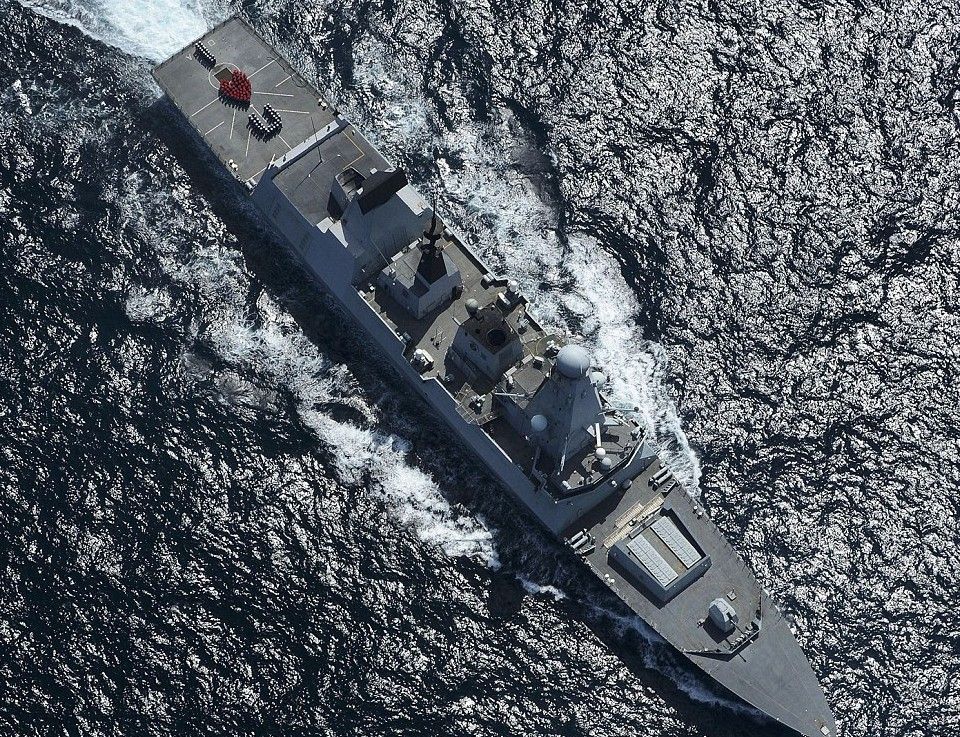 英国皇家海军驱逐舰上拼我爱你 发送情人节祝