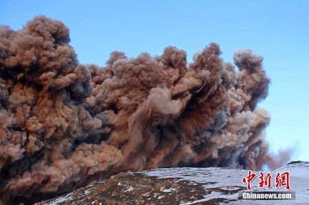 埃特纳火山冒出滚滚浓烟src=