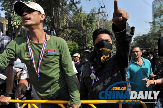 泰国防暴警察上阵收复失地 用喇叭呼吁民众合