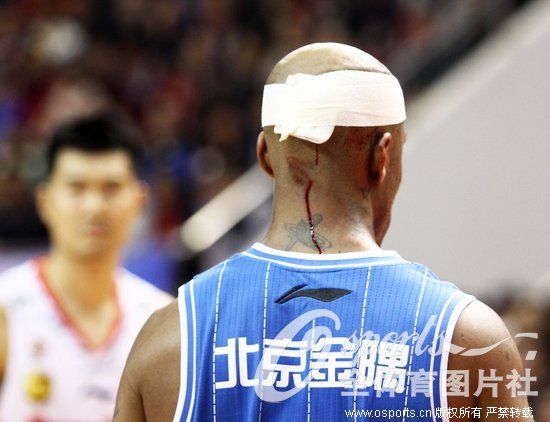 CBA半决赛广东宏远vs北京金隅 马布里头破血