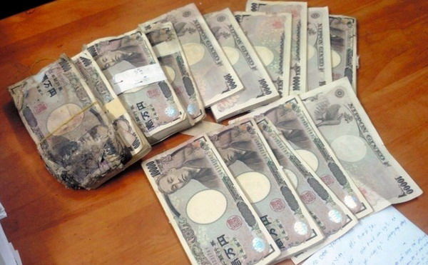 南女子收废铁发现500多万日钞 一分不拿全交警