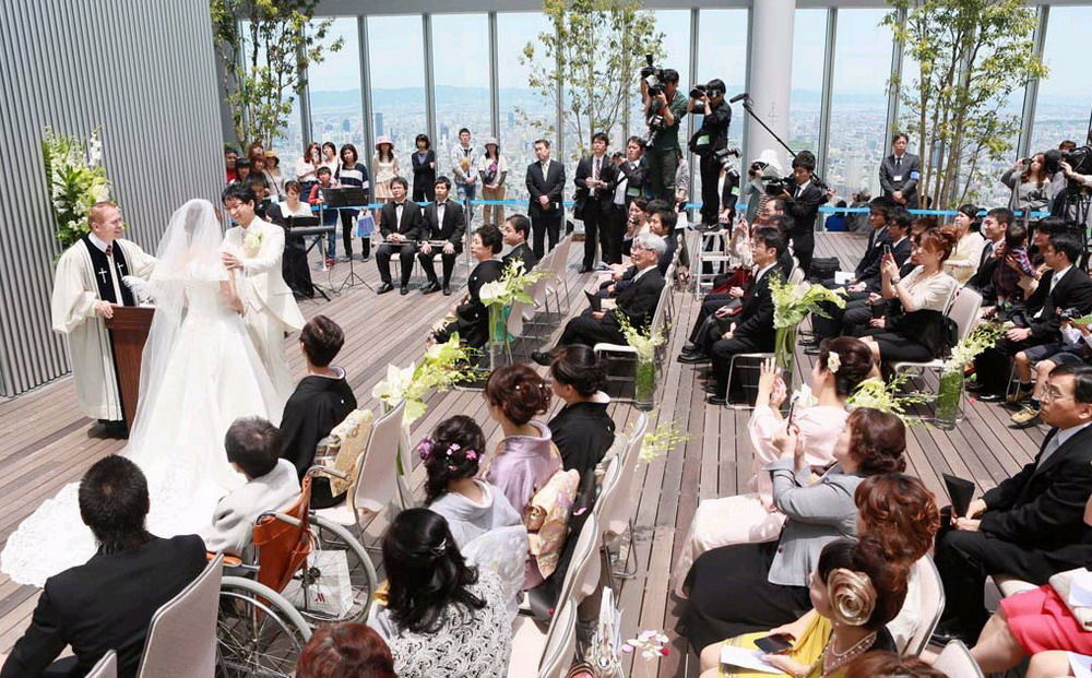 日本第一高楼举办高空婚礼 277米眺望台见证爱情(图)