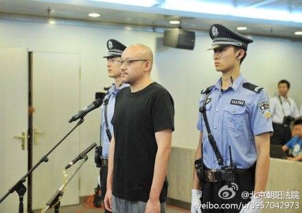 上午9时，身着便装的被告人李代沫被法警带入法庭。（来源：北京市朝阳区人民法院官方微博）