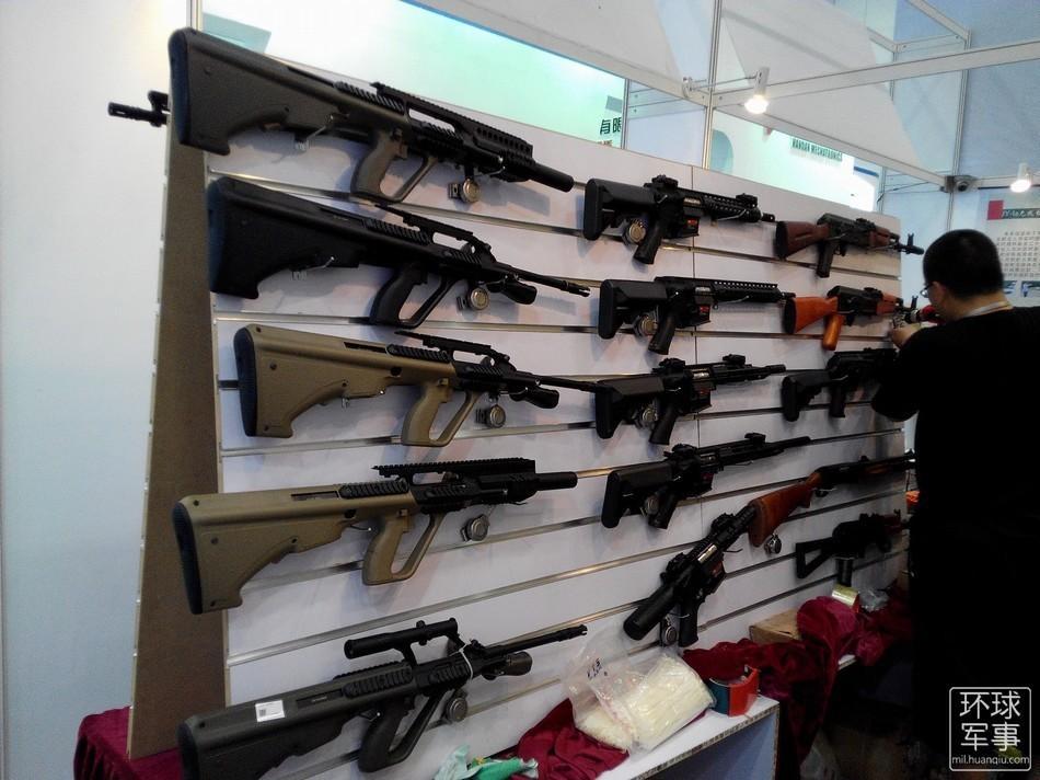 组图:香港仿真枪厂参加北京警展 推销训练用枪