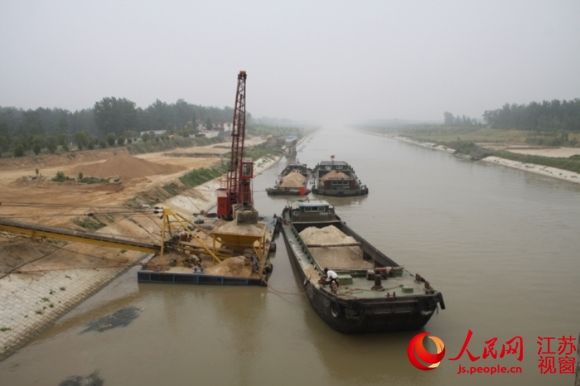 徐洪河上这样的浮吊式码头随处可见，最多的时候平均每1公里就有一处