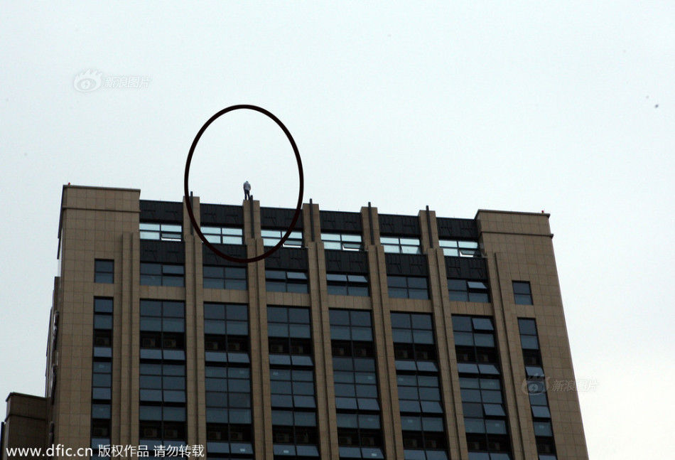 杭州男子欲跳楼轻生 路人拍照围观吹口哨