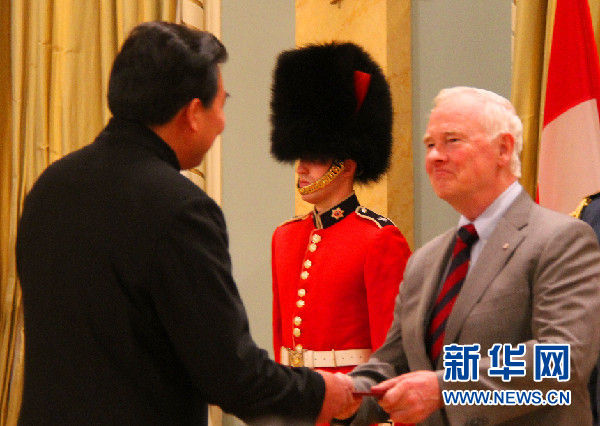 中国新任驻加大使罗照辉向加总督递交国书|加