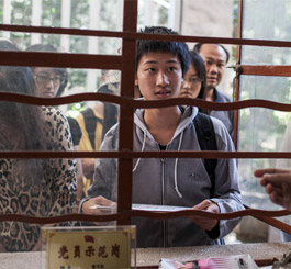 成绩优异的贫寒学子刘洪强在市教育局提档案