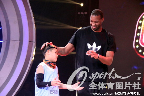 组图:麦蒂参与综艺节目录制 现场与小朋友互动