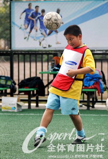 高清:切尔西中国青少年训练营 足球小将尽显