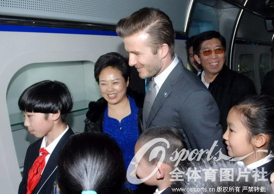 高清:小贝参观史家胡同小学 受全校师生热烈欢