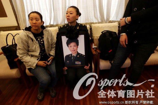 组图:陈招娣追悼会今日举行 陈忠和等等候仪式