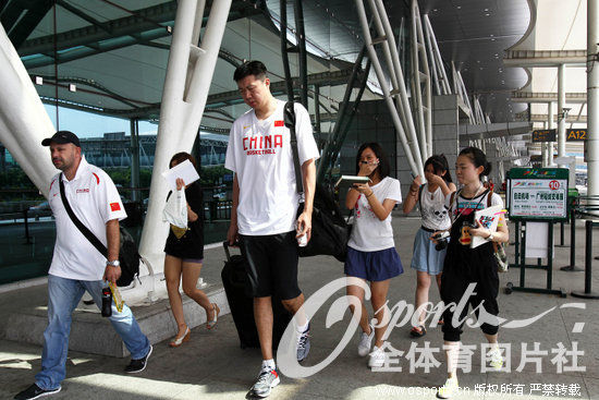 高清:斯坦科维奇杯广州站 中国男篮抵达机场受