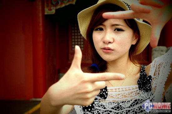 三星NX210 美女样张 池美眉对于三星NX210的“虚光罩”效果也非常的喜爱,对着镜头她能够摆出各种POSE,镜头感十足,表现力也一流。可爱小清新的风格让人欲罢不能。