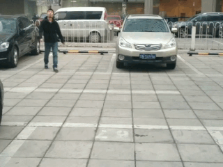 场景二:机器人不受控制袭击人类