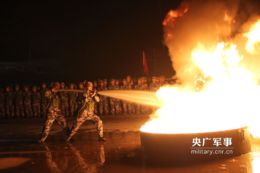 官兵们正在进行夜间灭火训练。米晋国摄