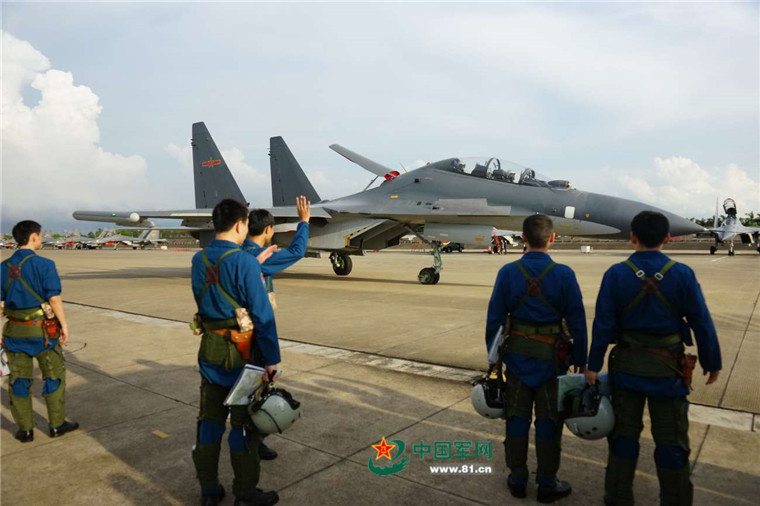 　　目送战友驾机出动执行打靶任务。