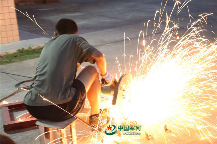 　　制作标靶切割组件火光四射