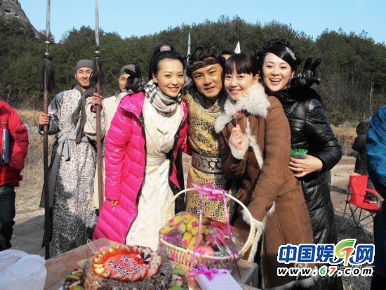 张卫健片场庆生拥抱张茜