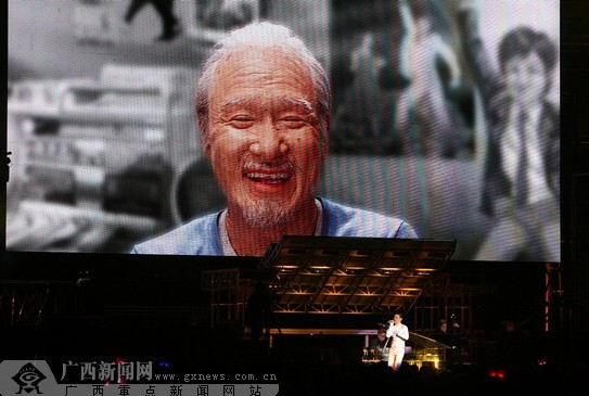 在一个私人的角落，和朋友一起慢慢分享，时光的流逝，我们终于老去……广西新闻网记者 邓昶摄