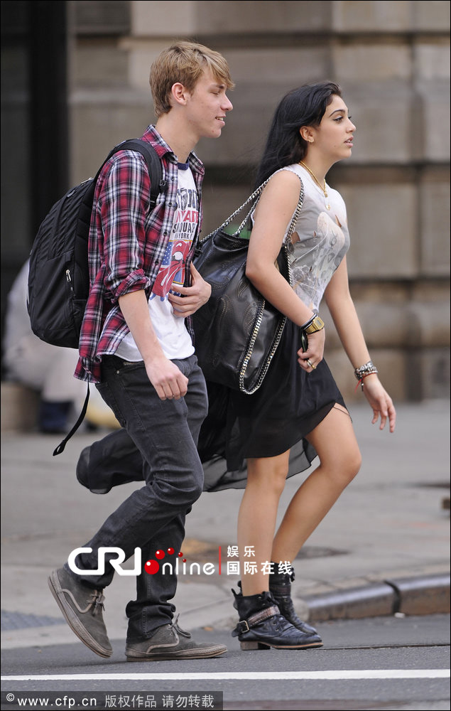 麦当娜女儿打扮朴素似邻家女孩 与潮男并肩同行