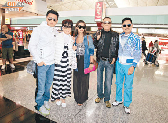 谢霆锋、拉姑、谢婷婷、谢贤与胡须Kong，难得合家一齐外游。