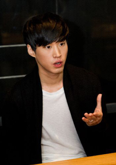 韩国歌手tablo26日丧父女演员妻子姜惠贞悲痛万分
