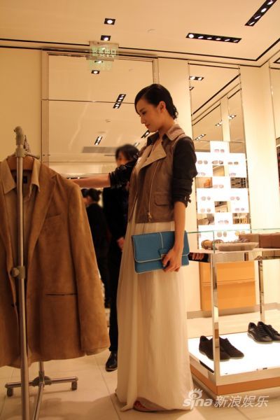 小宋佳白纱裙皮夹克亮相 帅气优雅倍受关注(图