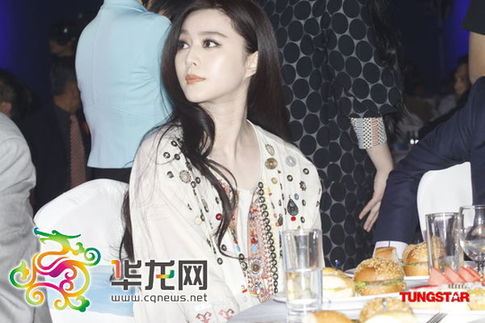 范冰冰慈善活动成焦点 与杨受成贴耳交换电话