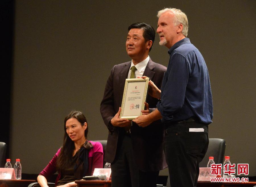 4月23日,北京电影学院院长张会军(中)授予卡梅隆(右)客座教授聘书.