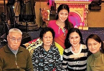 唐贝欣(后)日前与家人来台游玩，光顾周董餐厅。图片来源：台湾《苹果日报》