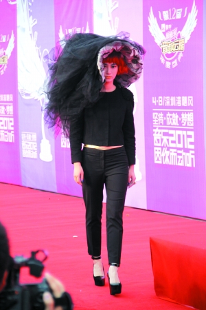 尚雯婕继续雷人造型