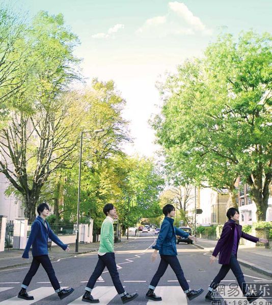 严爵一人分饰四角横跨Abbey Road。